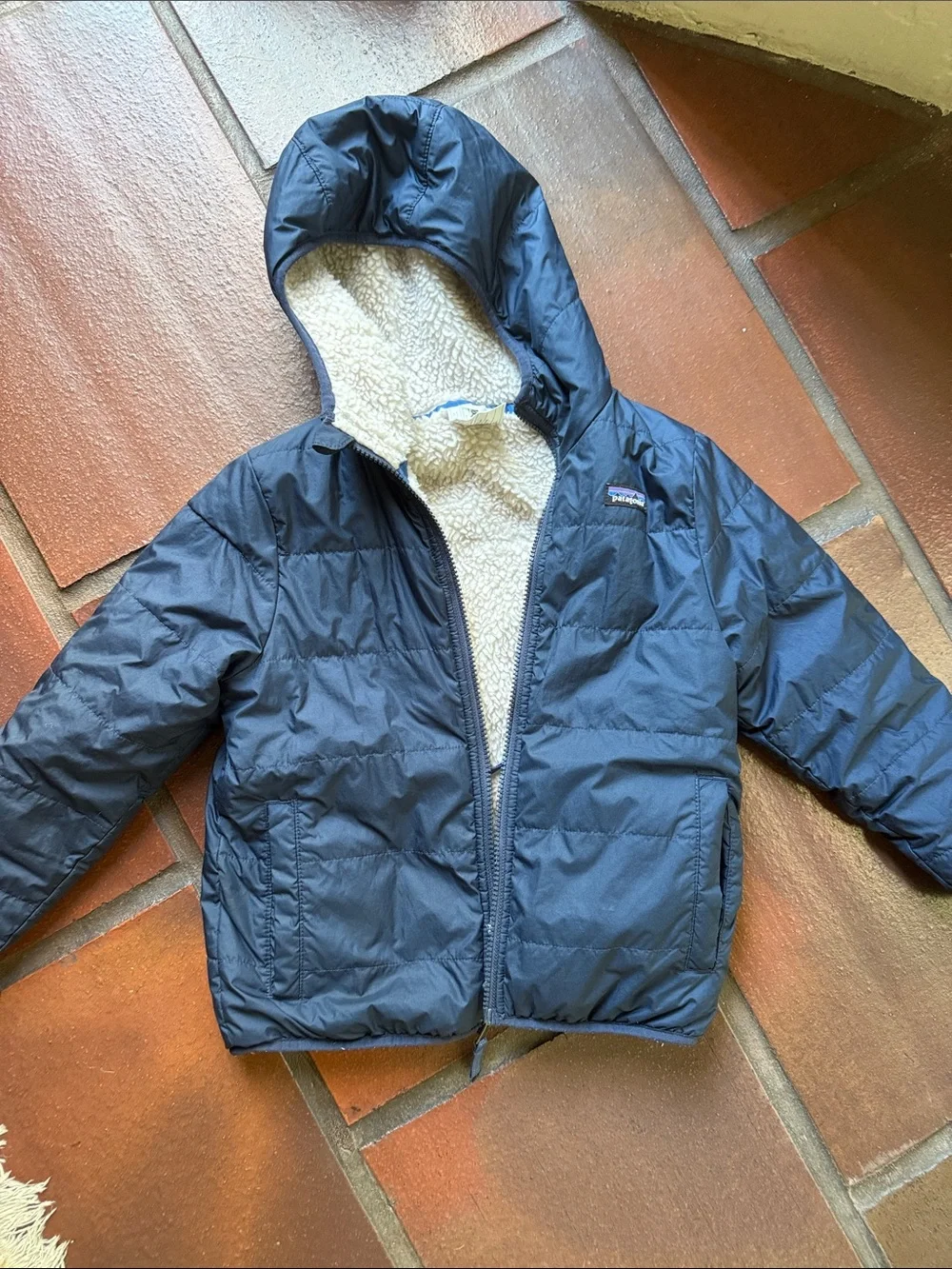 Patagonia Kids Navy Blue Hooded Puffer Jacket with Cream Sherpa Lining 5-6y 💙